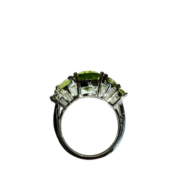 Beautiful chartreuse green peridot ring 💚 - Picture 16 of 16